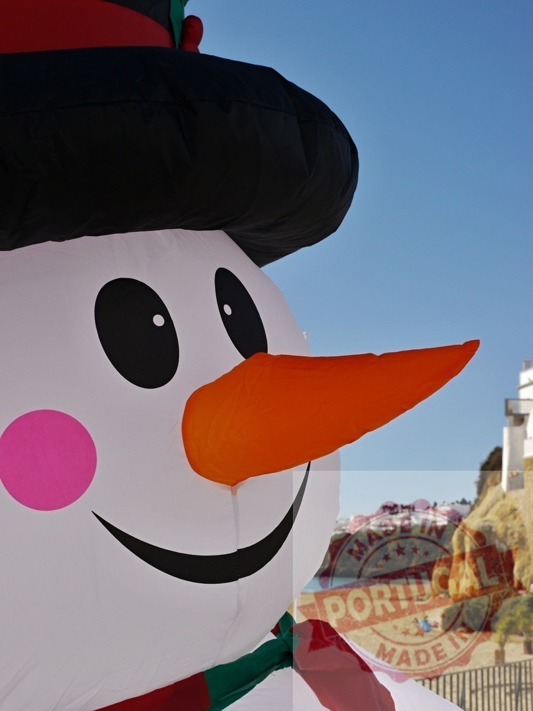 Giant inflatable snowman celebrating christmas on a sunny beach in Algarve, Portugal | Giant inflatable snowman is celebrating christmas on a sunny beach in Algarve, Portugal - Realisiert mit Pictrs.com