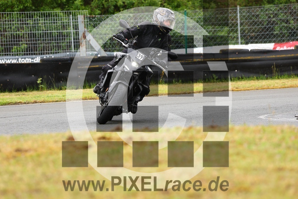 0039-20260512_01376 | Schöne Erinnerungen an spannende Momente - das festzuhalten ist unser Job. PIXELrace.de ist seit 2003 auf den Rennstrecken Europas unterwegs um die Action draußen beim Fahren und die wunderbare Stimmung imm Fahrerlager für euch einzufangen.