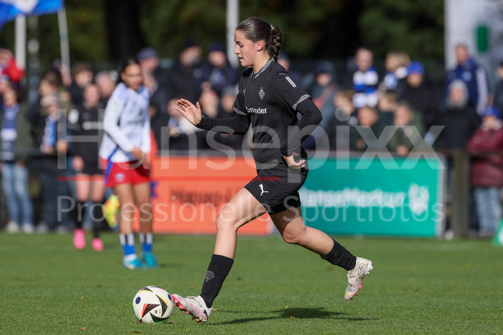 Fussball, 2. Frauen-Bundesliga, Hamburger SV - Borussia Mönchengladbach | v.li.: Maresa Arici (Borussia Mönchengladbach, 26) am Ball, Einzelbild, Ganzkörper, Aktion, Action, Spielszene, DIE DFB-RICHTLINIEN UNTERSAGEN JEGLICHE NUTZUNG VON FOTOS ALS SEQUENZBILDER UND/ODER VIDEOÄHNLICHE FOTOSTRECKEN. DFB REGULATIONS PROHIBIT ANY USE OF PHOTOGRAPHS AS IMAGE SEQUENCES AND/OR QUASI-VIDEO.