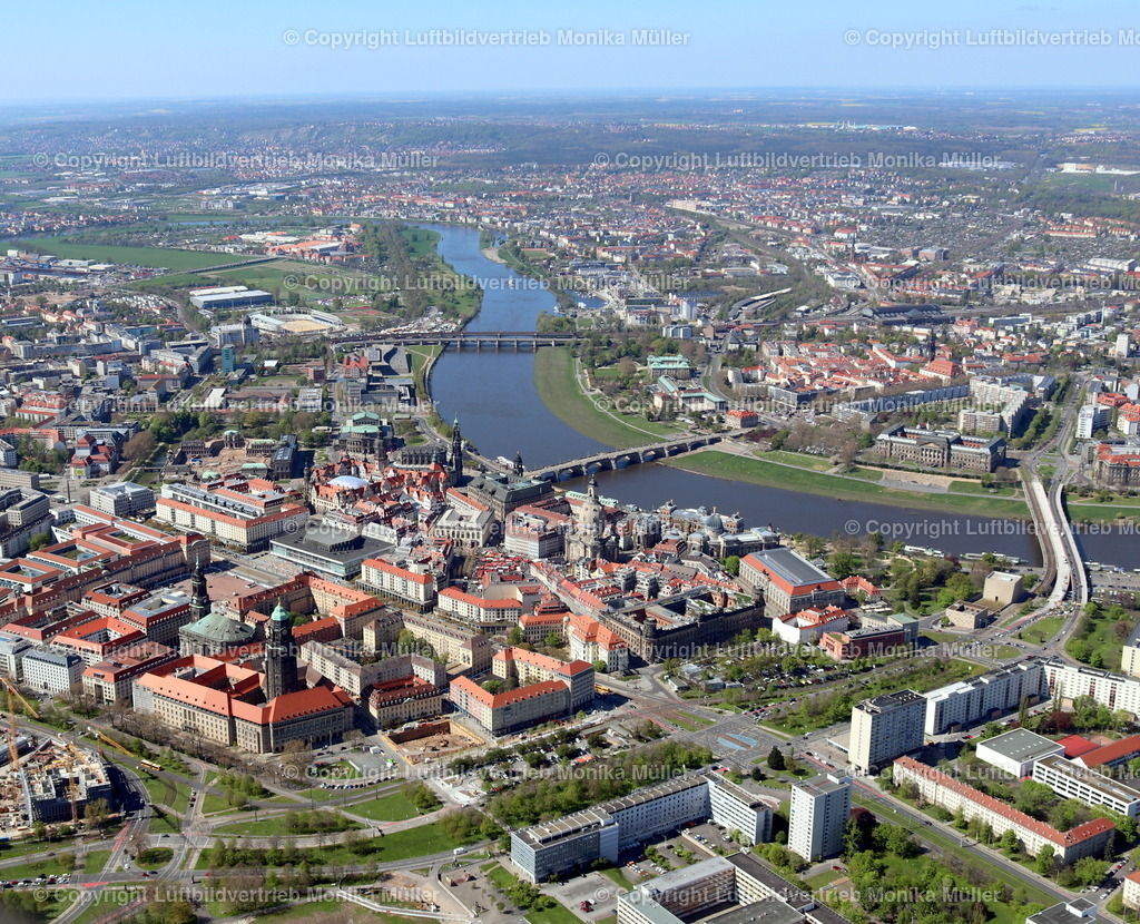 Dresden | Das Luftbild zeigt den Blick auf die Stadt Dresden mit der Elbe und den Brücken. Rechts im Bild ist noch die Carola-Brücke zu sehen. - Realisiert mit Pictrs.com