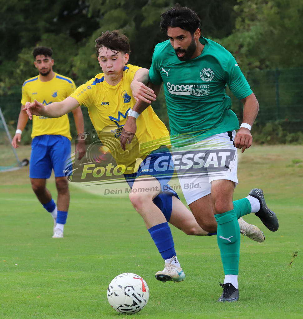 TuS GW Pödinghausen - TuS Dielingen | Auf dem Bild zu sehen: grün TuS GW Pödinghausen: Hashem Celik ; gelb TuS Dielingen: Nico SchwarzkopfTuS GW Pödinghausen, TuS Dielingen, Saison 25/26, Bezirksliga, Enger, Deutschland - Realisiert mit Pictrs.com