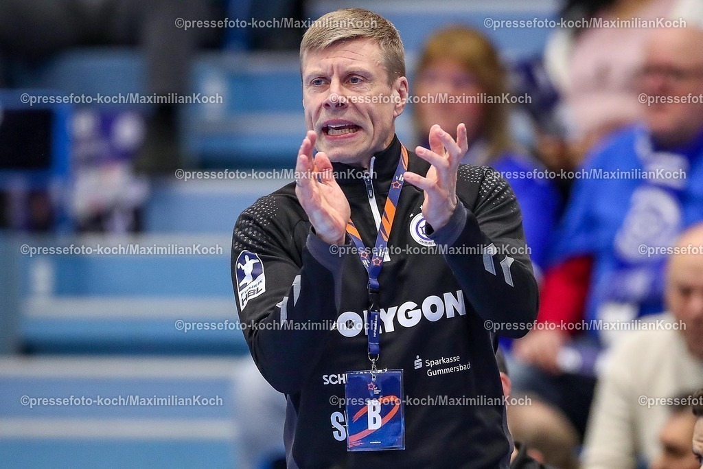 Gum11022501065 | 11.02.2025, Handball, European League - Hauptrunde Gruppe IV, VfL Gummersbach - SG Flensburg-Handewitt, Schwalbe-Arena: Trainer Gudjon Valur Sigurdsson (GUM) gestikulierend am Spielfeldrand