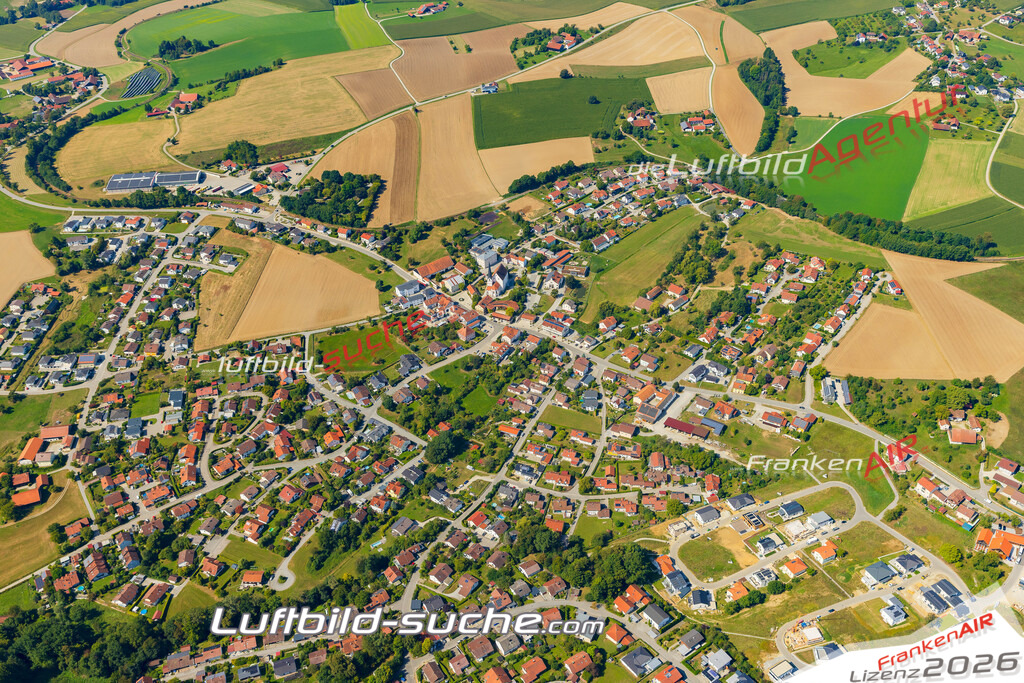 Klassische Luftaufnahme ohne Drohne zeigt:Neukirchen am Inn bei Neuburg am Inn - Die Luftbildaufnahme wurde 2025 vom UL-Flugzeug heraus erstellt ( keine Drohne ) - Hochauflösende Luftaufnahme -Nicht vergleichbar mit Google Maps oder Satelittenbilder- Die Geschenkidee !Mit Lizenz und Bildrechte bestellbar