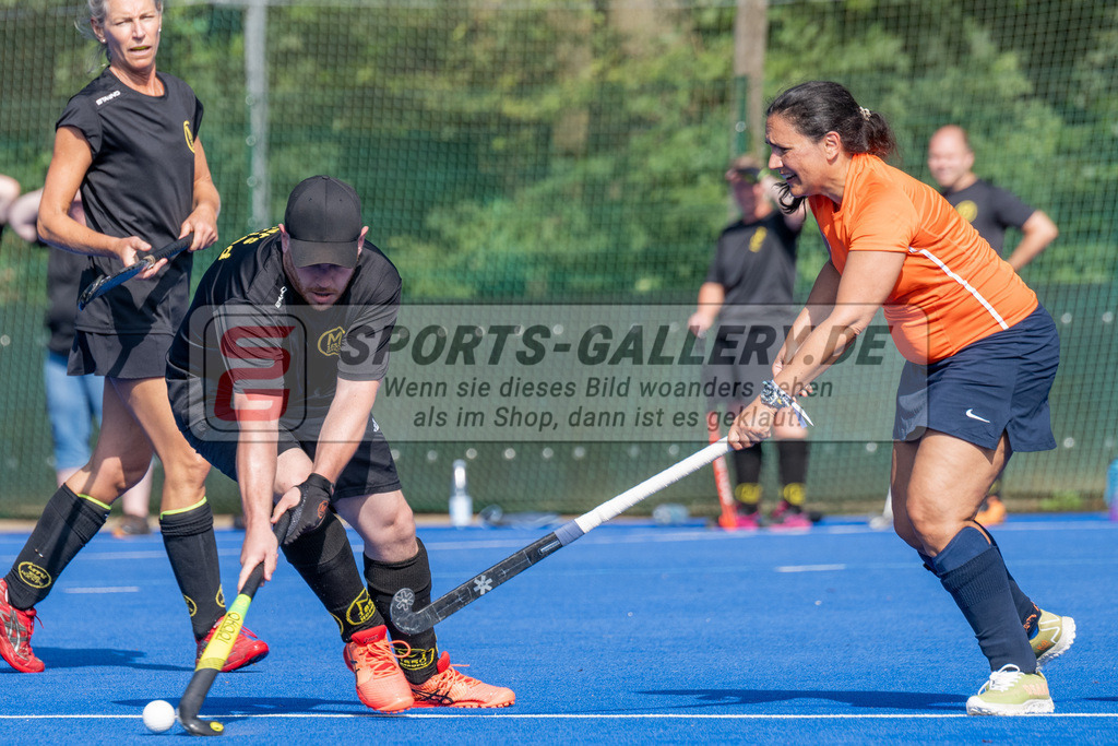 SFE_20240817_0041 | Krefeld, Deutschland, 17.08.2024:  European Cup for Recreational Hockey Players im KTHC Stadion Rot-Weiss Köln Tennis and Hockey Club am 17.08.2024 in Krefeld, Deutschland. (Foto von Stephan Fehrmann)Krefeld, Germany, 17.08.2024: European Cup for Recreational Hockey Players in KTHC Stadion Rot-Weiss Köln Tennis and Hockey Club at 17.08.2024 in Krefeld, Deutschland. (Foto from Stephan Fehrmann)