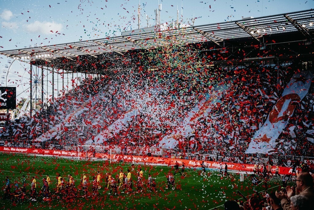 FCP08683 | Der offizielle Shop für FC St. Pauli Fotos. Wähle aus Spielszenen & Fanmomenten dein FCSP Wunschformat. Wir liefern Millerntor-Atmosphäre.