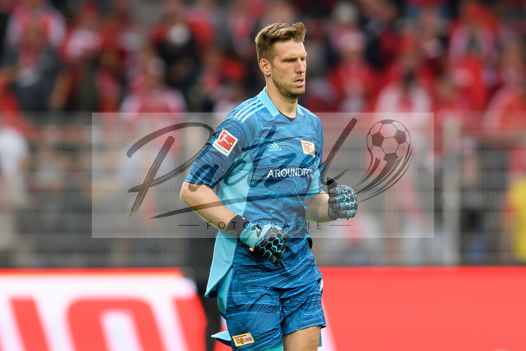 FCUBMG20210829_177 | Fussball, Herren: Torwart Andreas Luthe (1.FC Union Berlin) schaut beim Spiel der 1. Bundesliga zwischen 1. FC Union Berlin und Borussia Moenchengladbach im Stadion An der Alten Foersterei am 29.08.2021 in Berlin, Deutschland. - Realisiert mit Pictrs.com