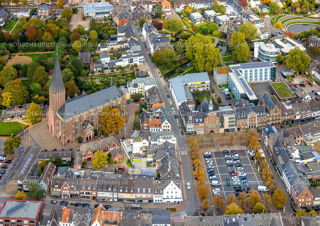 Goch251006165 | Luftbild, kath. Pfarrkirche St. Maria Magdalena, Diakonie Tagespflege, Marktplatz Parkplatz umgeben von gelben herbstlichen Bäumen, evang. Kirche Goch und Rathaus mit Patrizierhaus Haus Zu den Fünf Ringen,, Goch, Niederrhein, Nordrhein-Westfalen, Deutschland