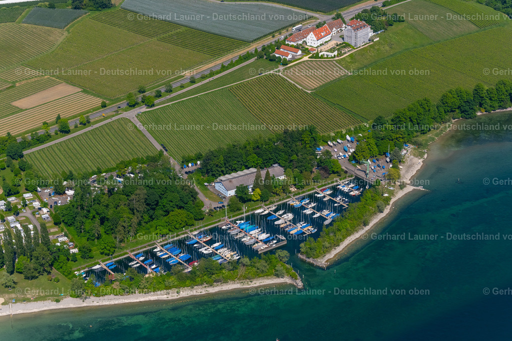 4027760 | KIRCHBERG 17.05.2020 Yachthafen mit Sportboot- Anlegestellen und Bootsliegeplätzen am Uferbereich des Bodensee in Kirchberg am Bodensee im Bundesland Baden-Württemberg, Deutschland. Weiterführende Informationen bei: Brüggli Werft. // Pleasure boat marina with docks and moorings on the shore area of Lake of Constance in Kirchberg at Bodensee in the state Baden-Wuerttemberg, Germany. Further information at: Brueggli Werft. Foto: Gerhard Launer