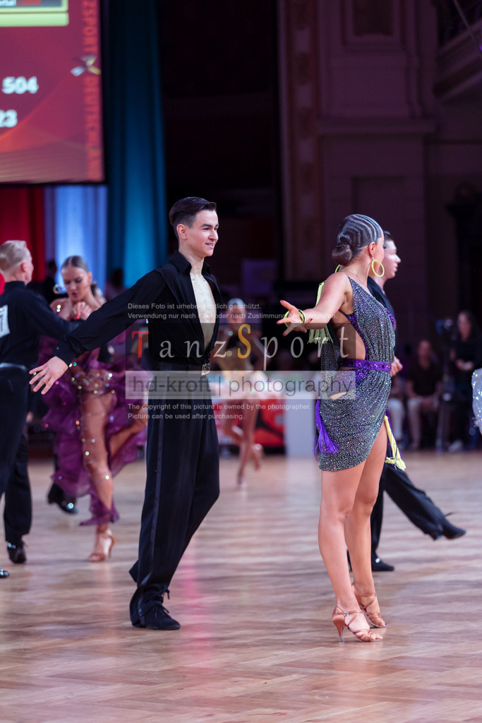 20250705_WDSF_Open_Youth_Lat-dC25-1885 | Tanzsportbilder, Standardtanz, Lateintanz, WDSF, DTV, LTVB, dancecomp, goc, hessen tanzt, blaues band der spree, walzer, tango, wiener walzer, slowfox, quickstepp, samba, rumba, cha-cha-cha, paso doble. jive, hd-kroft photography, turniertanzsport