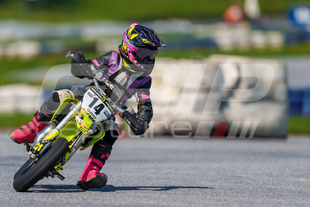 G-Cup + Supermoto Staatsmeisterschaft + Hungarian Supermoto Championship | GRIPcapture steht für authentische Sportfotografie in Österreich – für Momente, die mehr sind als Geschwindigkeit oder Ergebnis. Es geht um Emotion, Spannung, Fokus und den Augenblick, der oft nur einen Wimpernschlag dauert.Ob Motorsport, Teamsport oder 