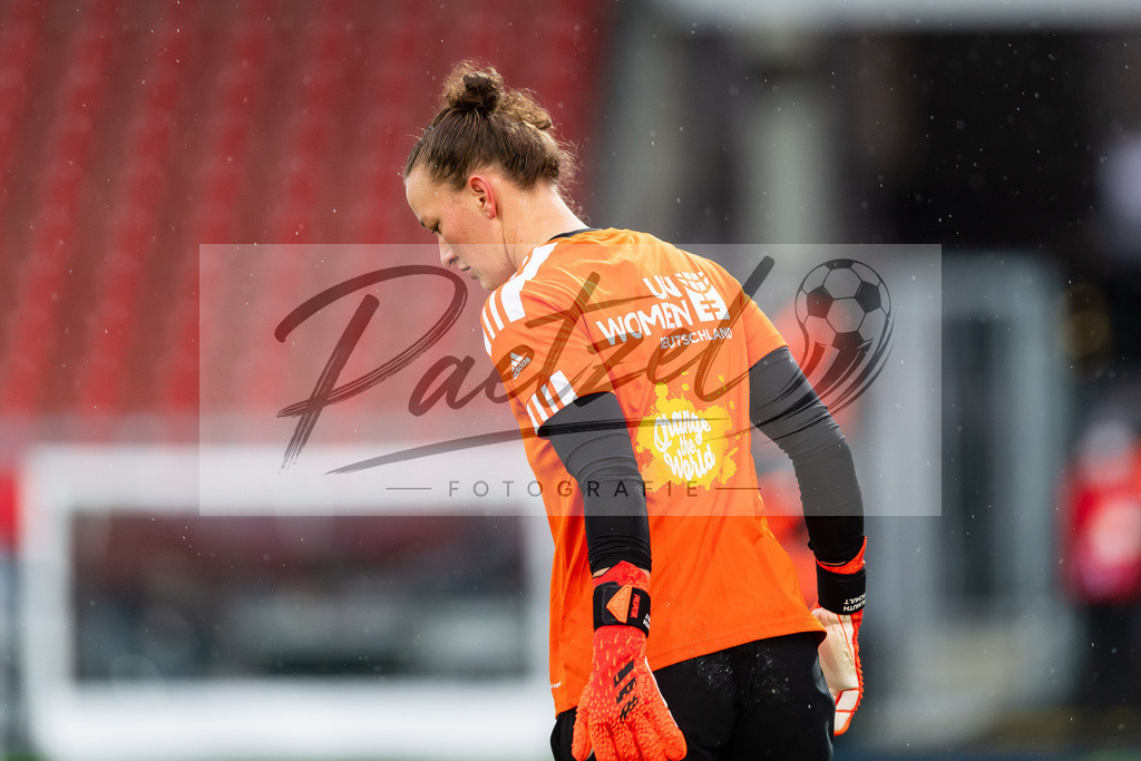 GERTUR20211126_001 | Fussball, Frauen: Torwart Almuth Schult (Germany) traegt ein organgenes Aufwaermshirt im Zeichen gegen Gewalt an Frauem bei dem Spiel der WM-Qualifikation zwischen Deutschland und Tuerkei im Eintracht-Stadion am 26.11.2021 in Braunschweig, Deutschland. - Realisiert mit Pictrs.com