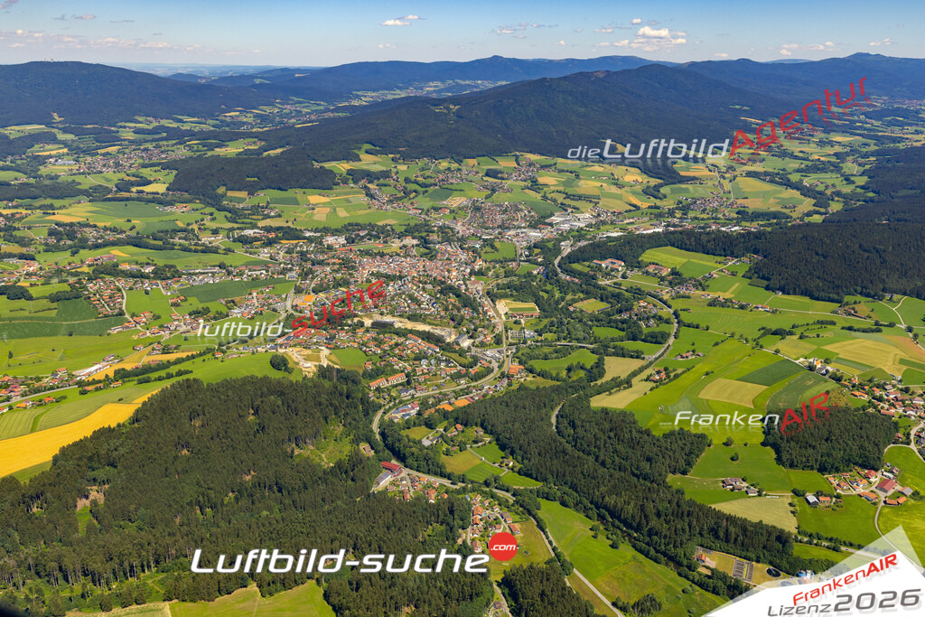 Das Luftbild der Stadt Bad Kötzting wurde 2022 vom Flugzeug heraus erstellt (keine Drohnen-Aufnahmen) Aufnahmehöhe ca.450 Meter- hohe Bildauflösung und Druck-Qualität. Garantiert!