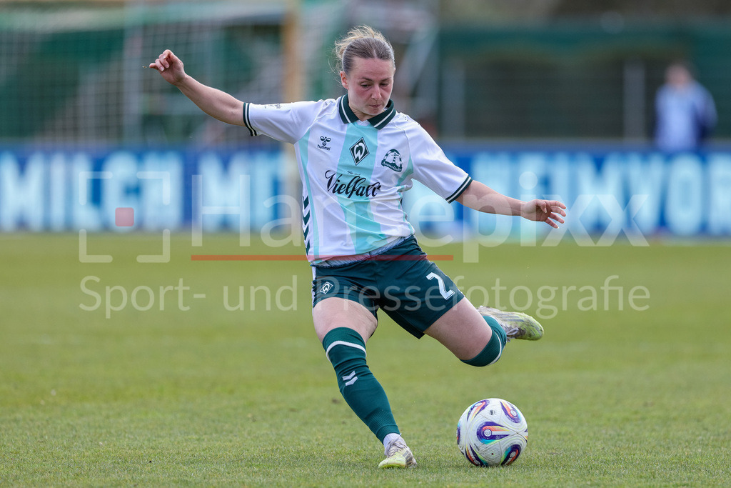 Fussball, Google Pixel Frauen-Bundesliga, SV Werder Bremen - SGS Essen | Chiara D Angelo (SV Werder Bremen, 2) am Ball, Freisteller, Einzelbild, Ganzkörper, Aktion, Action, Spielszene, DIE DFB-RICHTLINIEN UNTERSAGEN JEGLICHE NUTZUNG VON FOTOS ALS SEQUENZBILDER UND/ODER VIDEOÄHNLICHE FOTOSTRECKEN. DFB REGULATIONS PROHIBIT ANY USE OF PHOTOGRAPHS AS IMAGE SEQUENCES AND/OR QUASI-VIDEO.