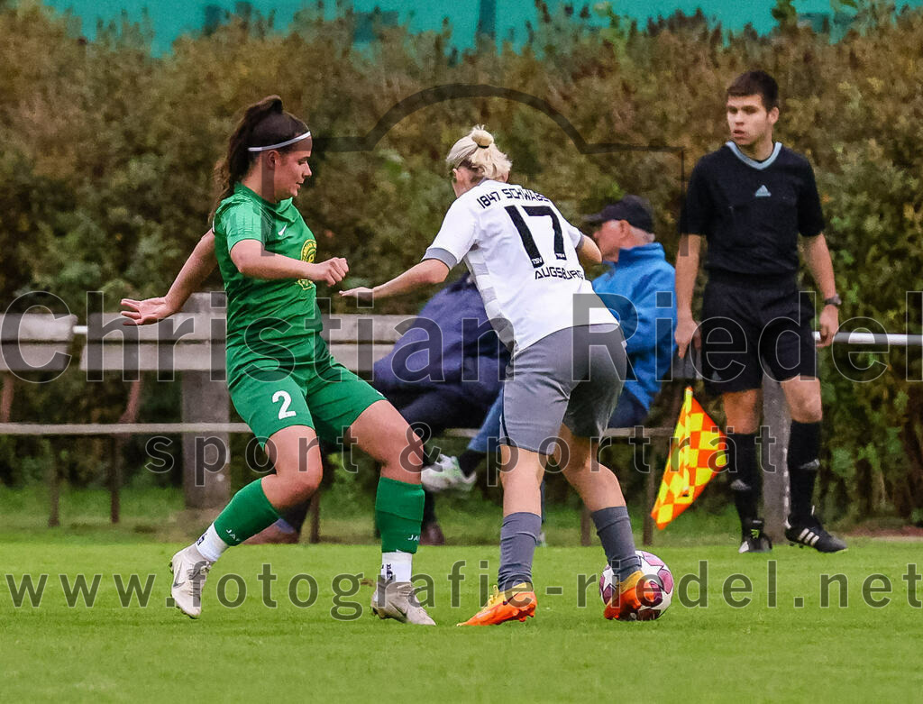 2023-10-07_018_FC_Forstern_gegen_TSV_Schwaben_Augsburg | Forstern, Deutschland, 07.10.2023:
Fußball, Frauen Bayernliga 2023 / 2024, 6. Spieltag, FC Forstern gegen TSV Schwaben Augsburg, Endergebnis: 1:6

Lena Greimel (FC Forstern, #2), Lisa Abele (TSV Schwaben Augsburg, #17)

Foto: Christian Riedel / fotografie-riedel.net