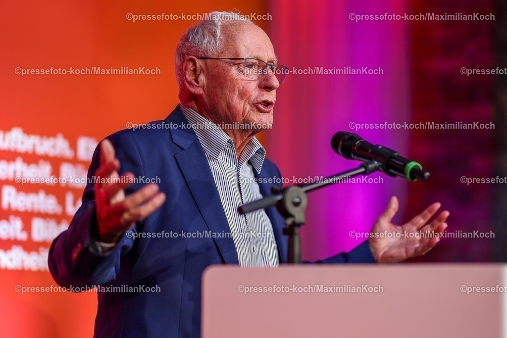 Wup06022501035 | 06.02.2025, Wahlkampfveranstaltung Bündnis Sahra Wagenknecht - Der Politiker Oskar Lafontaine bei seiner Rede in der Alten Papierfabrik in Wuppertal. 
