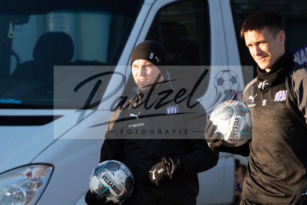20200121_TRAOSN_0006 | Fußball, Herren: David Blacha (VfL Osnabrück) schaut beim Training des VfL Osnabrück am 21.01.2020 im Sportpark Illoshöhe in Osnabrück, Deutschland.(Foto von Nico Paetzel) - Realisiert mit Pictrs.com