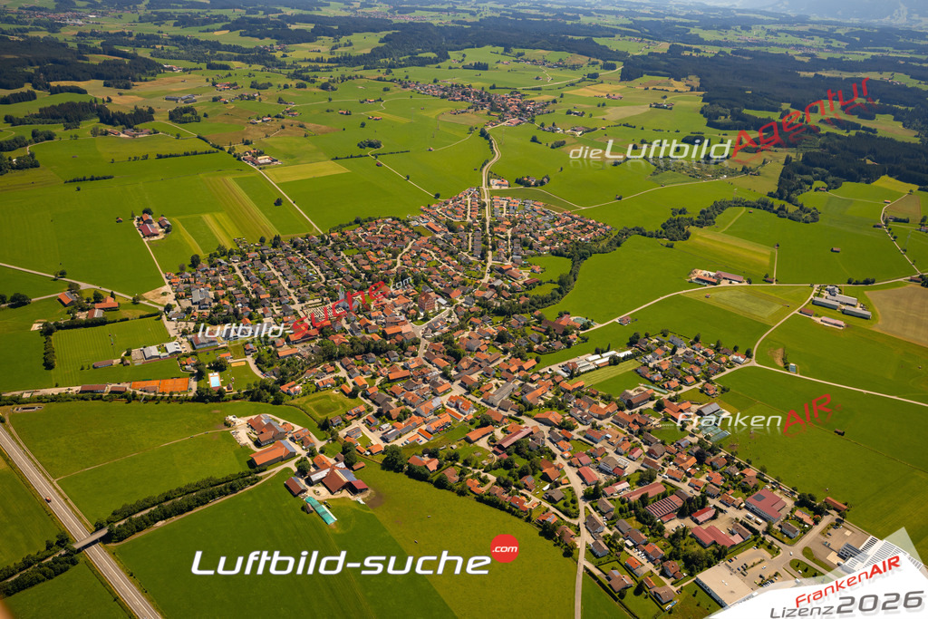 Das Luftbild zeigt :  Unterthingau - Die Luftaufnahme wurde 2024 vom UL-Flugzeug aus erstellt ( keine Drohne ) - Hochauflösende Luftaufnahme - Für grossformatige Ausdrucke geeignet. Die Geschenkidee !Mit Lizenz und Bildrechte bestellbar