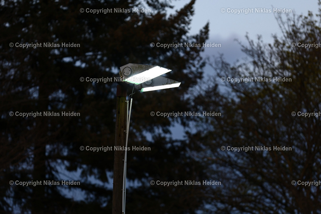 NH_SVHalstenbekRellingen_TSVSasel_OberligaHamburg_08042025 | Ein Flutlichtmast im Amateurfussball.Fußball I Herren I Gamesright Oberliga Hamburg I Saison 2024-2025 I  30. Spieltag I SV Halstenbek-Rellingen - TSV Sasel I 08.04.2025 I Jacob-Thode-Platz