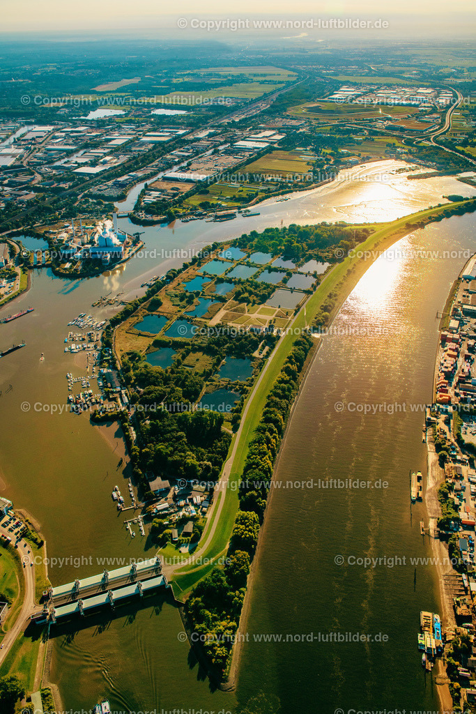 Hamburg_Kaltehofe_Elbinsel_ELS_3818220922 | HAMBURG 22.09.2022 Industrie- Denkmal der stillgelegten technischen Anlagen und Produktionshallen des Geländes der "Wasserkunst Elbinsel Kaltehofe" an derk Billwerder Bucht an der Straße Kaltehofe-Hauptdeich in Hamburg, Deutschland. Weiterführende Informationen bei: HPA Hamburg Port Authority,  Stiftung Wasserkunst Elbinsel Kaltehofe. // Industrial monument of the technical plants and production halls of the premises of "Wasserkunst Elbinsel Kaltehofe" at the barrage Billwerder Bucht on street Kaltehofe-Hauptdeich in Hamburg, Germany. Further information at: HPA Hamburg Port Authority,  Stiftung Wasserkunst Elbinsel Kaltehofe. Foto: Martin Elsen