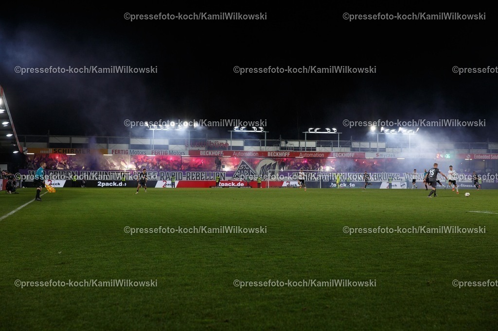 xKWIx30112501049 | 30.11.2025, xkwix, Fußball, 3. Liga, SSC Verl - VfL Osnabrück, Sportclub Arena: Die Osnabrück Fans mit einer Choreo zur Fanfreundschaft mit SC Rapid und dem Geburtstag des VereinsPhoto:xKamilxWilkowskixPressefotoKochx
