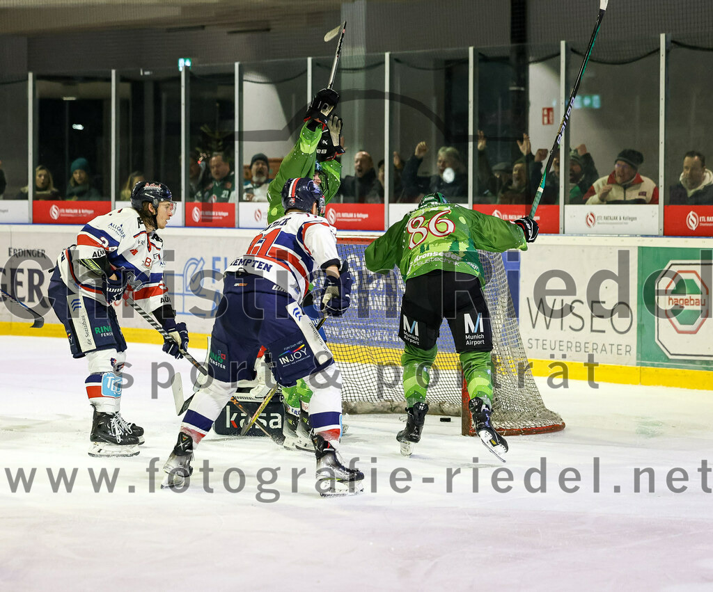 2023-12-17_102_TSV_Erding_gegen_ESC_Kempten | Erding, Deutschland, 17.12.2023:
Eishockey, Bayernliga Vorrunde 2023 / 2024, 18. Spieltag, TSV Erding gegen ESC Kempten, Endergebnis: 5:1

Michael Trox (Erding Gladiators, #86)

Foto: Christian Riedel / fotografie-riedel.net