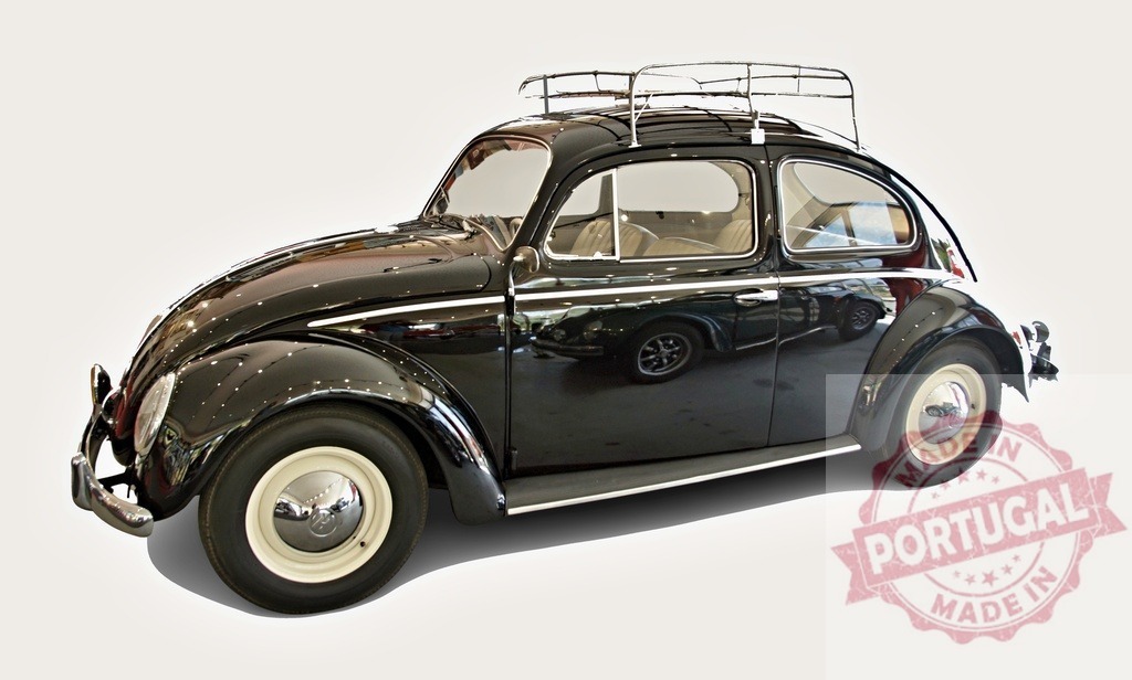 Classic black Volkswagen Beetle car with roof rack parked in a showroom | Shiny black Volkswagen Beetle with roof rack parked in a showroom, reflecting another car in its polished side - Realisiert mit Pictrs.com