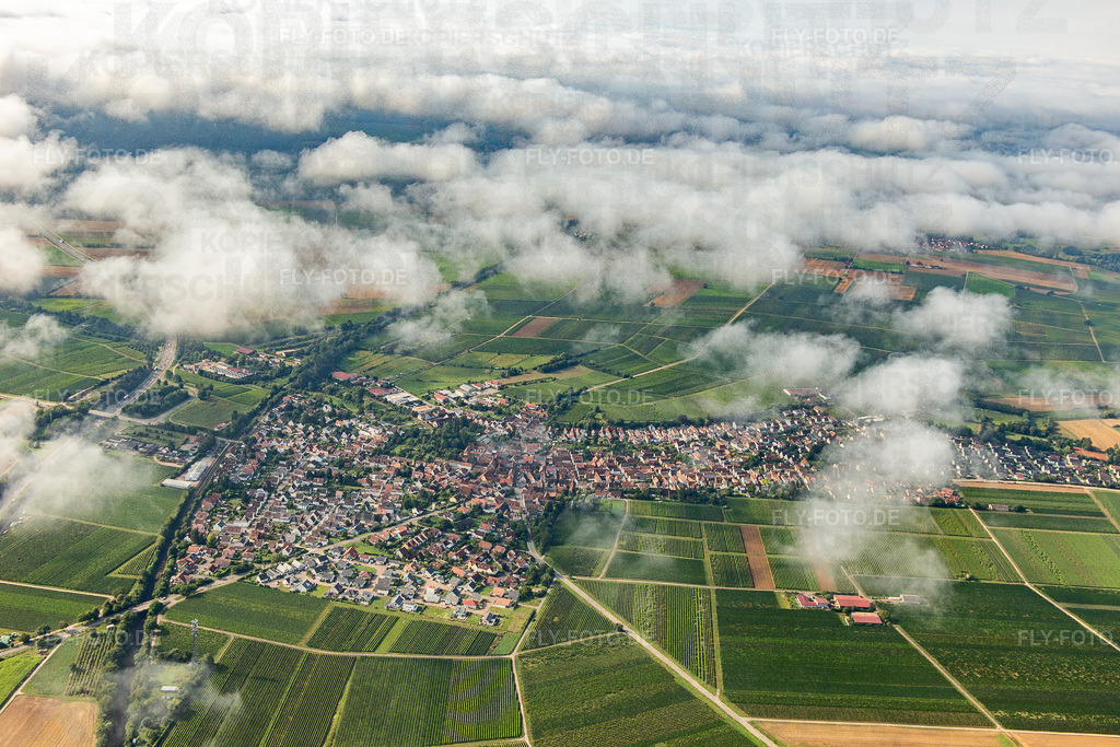 Ortschaft unter Wolken von Norden | Luftbild: Ortschaft unter Wolken von Norden in Insheim im Bundesland Rheinland-Pfalz in Deutschland. Foto: IMG_142997.jpg vom 03.08.2024 durch ©2025 Werner Riehm fly-foto.de/copyright - Realisiert mit Pictrs.com