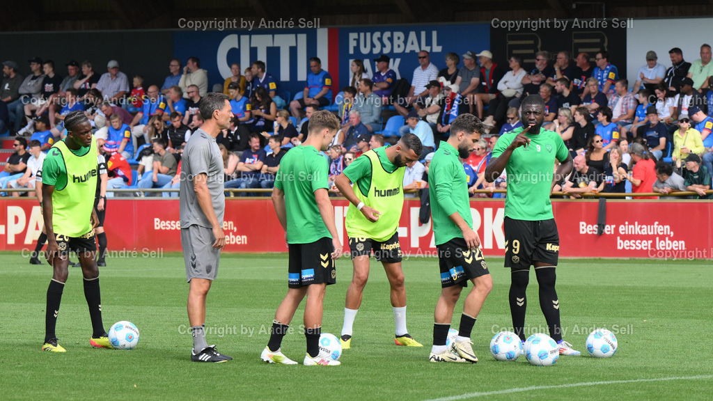 Holstein Kiel vs AS Saint-Etienne | Saint-Etienne beim WarmmachenTestspiel: Holstein Kiel vs AS Saint-Etienne / Citti Fussball Park - Projensdorf / Kiel / 10.08.24 - Realisiert mit Pictrs.com