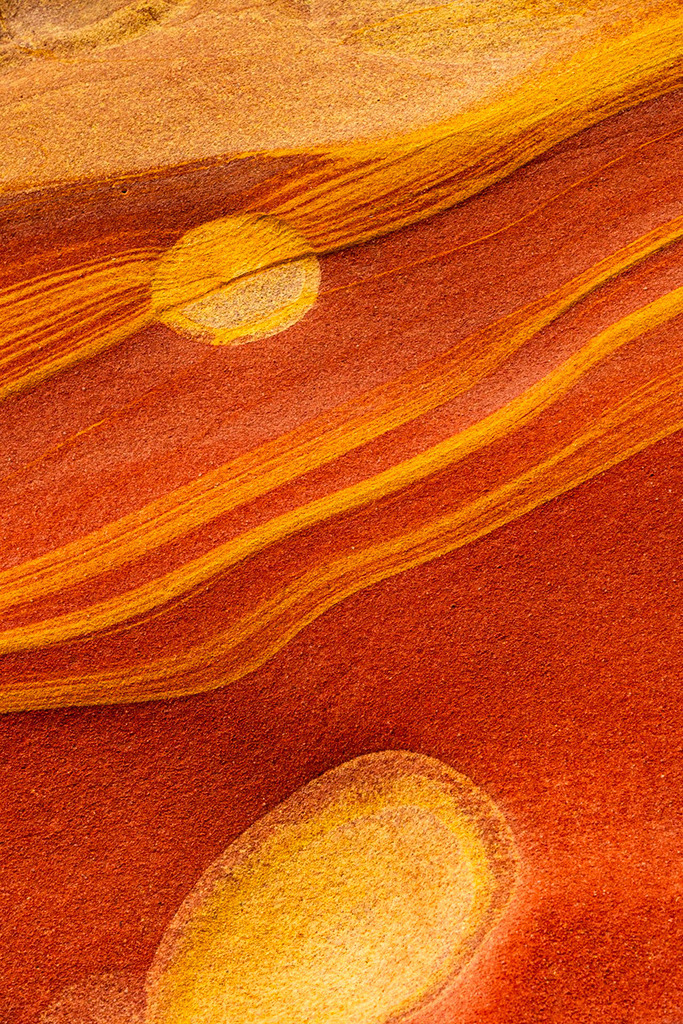 Sandstein  | Triptychon Jaizkibel I - 3 | Best. Nr. e_2025_09_1050 | Farben und Formen in Rottönen | Sandstein an der Küste des Baskenlandes - Realisiert mit Pictrs.com