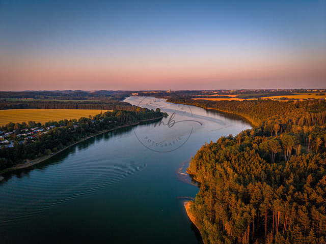 2026-06-26_20-57-00_000 | Der Stausee Zeulenrodaer Meer zieht eine ruhige Atmosphäre entlang bewaldeter Ufer im sanften Abendlicht, Zeulenroda-Triebes, Thüringen, Deutschland - Realisiert mit Pictrs.com