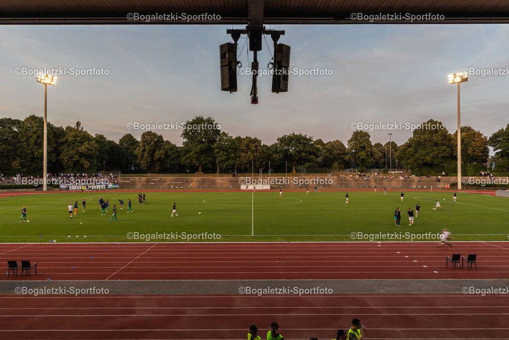 Grenzlandstadion Mönchengladbach | Grenzlandstadion: Blick auf Gegengerade unter Flutlicht, im Gästeblock (Links) Fans des MSV Duisburg im Pokalspiel gegen SC Mennrath - Realisiert mit Pictrs.com