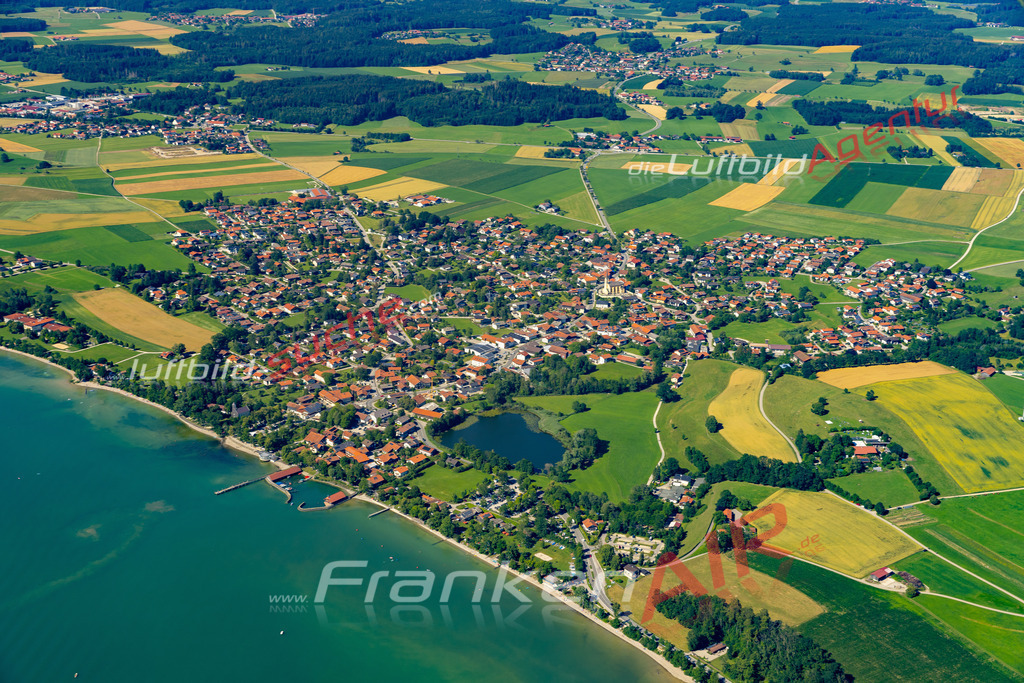 Aktuelles Luftbild von  Chieming - Die Luftaufnahme wurde 2022 mittels UL-Flugzeug erstellt ( keine Drohne ) - hochauflösende Kamera-Systeme von  Canon -Beste Qualität - Für grossformatige Ausdrucke geeignet. Die Geschenkidee !
