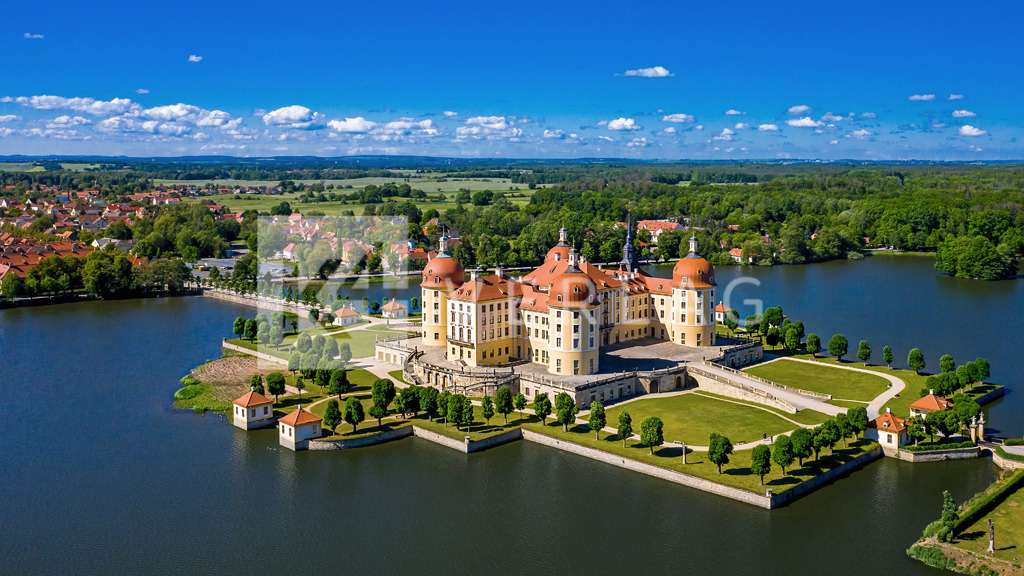 Wandbild-Panorama-Schloss-Moritzburg-Luftbild-DJI_0580 | Das Schloss Moritzburg gilt als eines der größten Highlights Sachsens - Realisiert mit Pictrs.com