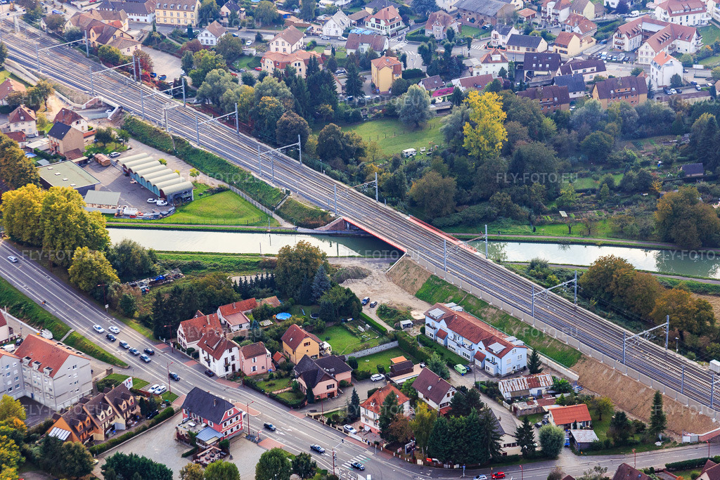 Vue aérienne: Pont ferroviaire sur le canal de la Marne au Rhin à Vendenheim dans le département Bas Rhin, France – .Photo: IMG_074131.jpg prise le 04/10/2014 par Werner Riehm/FLY-FOTO.eu – Résolution de l'original: 5114 x 3409 px