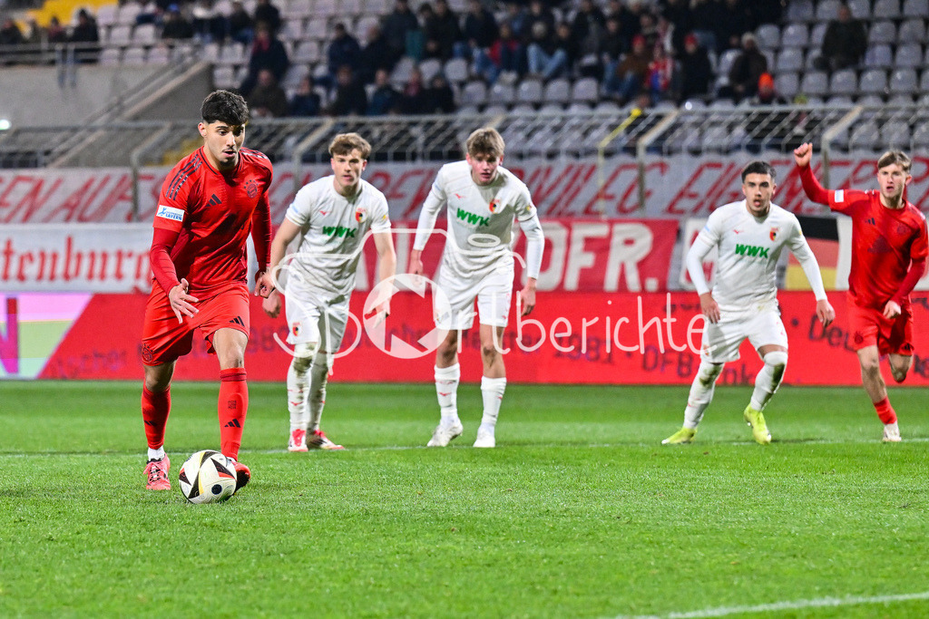 FC Bayern Amateure - FC Augsburg II | in dieser Szene verwandelt Emirhan DEMIRCAN (FC Bayern Muenchen II 21) den Elfmeter zum 2-4 / Tor / Torschuetze / Freude / Happy / Regionalliga Bayern: FC Bayern Muenchen II - FC Augsburg II, Gruenwalder Stadion am 14.03.2025
