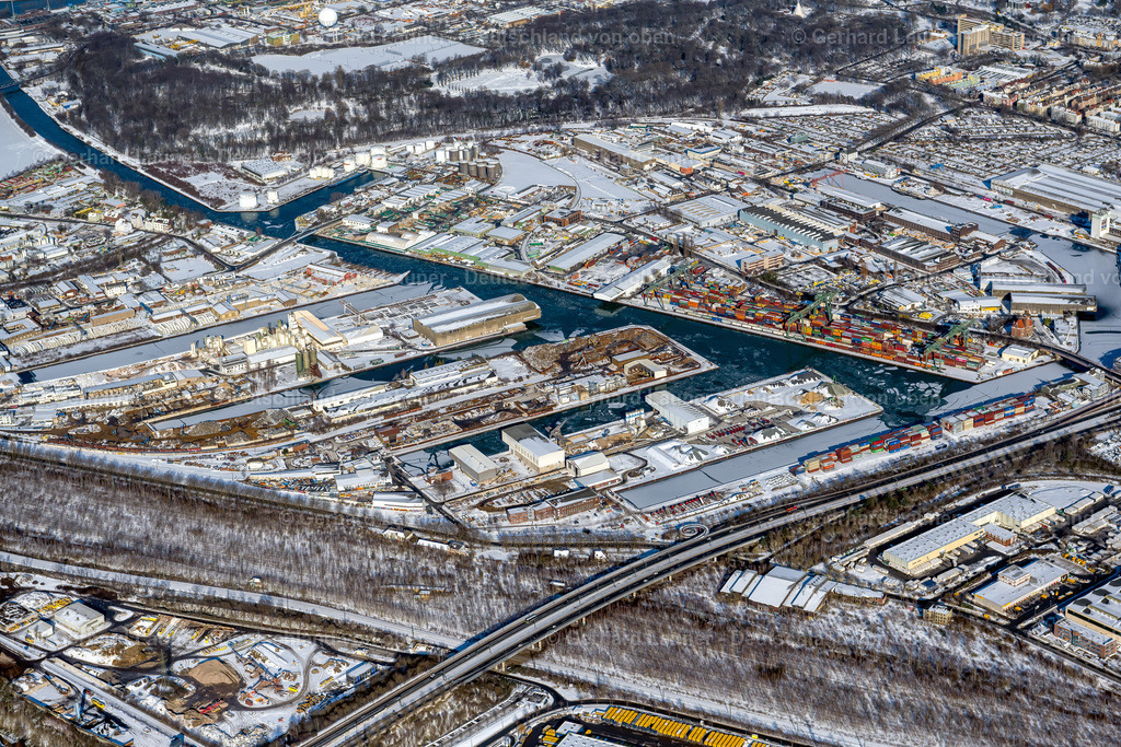 4043790 | DORTMUND 13.02.2021 Winterlich schneebedeckte Binnenschiffahrtszentrum Dortmunder Hafen in Dortmund im Ruhrgebiet im Bundesland Nordrhein-Westfalen. Weiterführende Informationen bei: Dortmunder Hafen AG,  Stadt Dortmund. // Wintry snowy inland waterway Centre Port of Dortmund at Ruhrgebiet in North Rhine-Westphalia. Further information at: Dortmunder Hafen AG,  Stadt Dortmund. Foto: Gerhard Launer