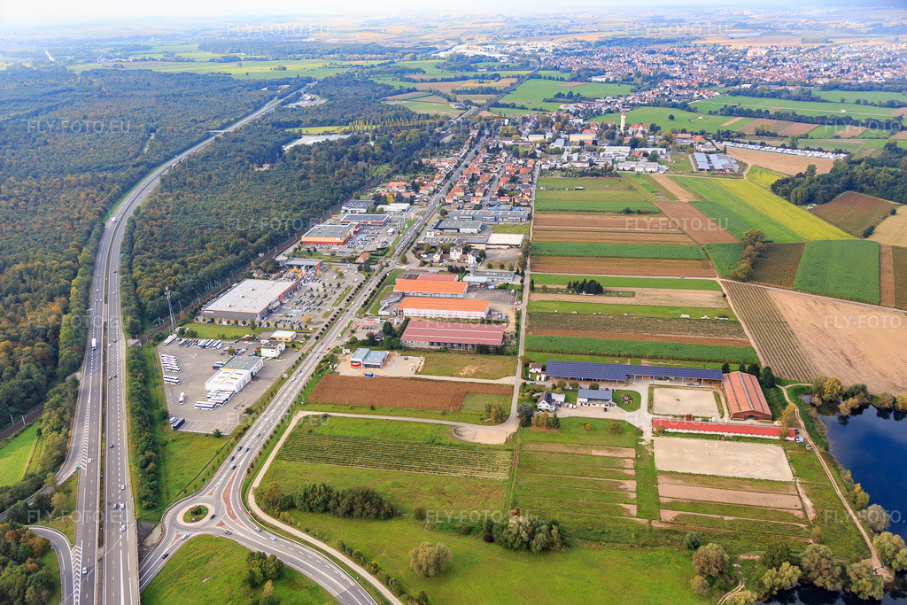 Vue aérienne: Parc industriel de Stephansfeld vu du sud à Brumath dans le département Bas Rhin, France.Photo: IMG_074162.jpg prise le 04/10/2014 par Werner Riehm/FLY-FOTO.euRésolution de l'original: 5123 x 3416 px