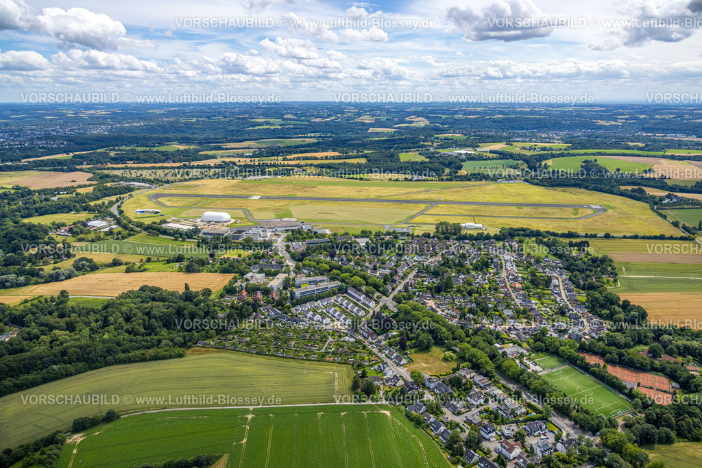 Essen240702515 | Luftbild, Flughafen Essen/Mülheim, Startbahn und Landebahn, Luftschiffhalle und Zeppelin Goodyear, Flughafensiedlung Raadt, Fernsicht, Haarzopf, Essen, Ruhrgebiet, Nordrhein-Westfalen, Deutschland