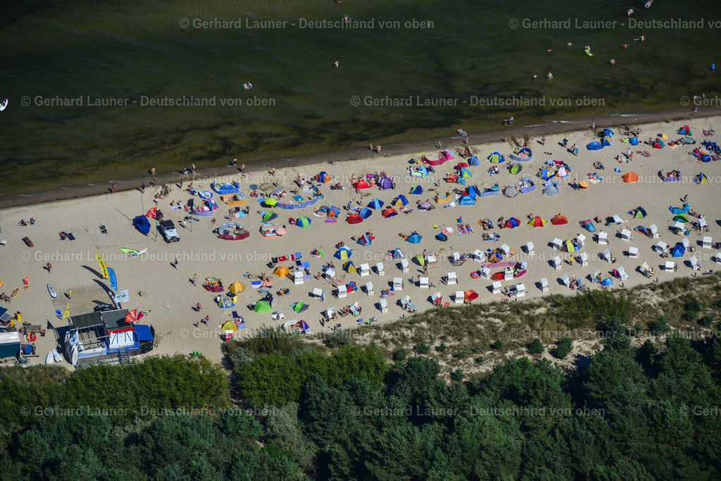 9200320 | ZINNOWITZ 25.08.2016 Strandkorb- Reihen am Sand- Strand im Küstenbereich der Ostsee in Zinnowitz im Bundesland Mecklenburg-Vorpommern. // Beach chair on the sandy beach ranks in the coastal area the Baltic Sea in Zinnowitz in the state Mecklenburg - Western Pomerania. Foto: Gerhard Launer