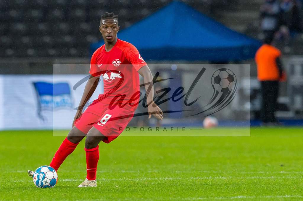 BSCRBL20220220_208 | Fussball, Herren: Amadou Haidara (RB Leipzig) in Aktion, am Ball, Einzelaktion bei dem Spiel der 1. Bundesliga zwischen Hertha BSC und RB Leipzig im Olypiastadion am 20.02.2022 in Berlin, Deutschland.DFB / DFL REGULATIONS PROHIBIT ANY USE OF PHOTOGRAPHS AS IMAGE SEQUENCES AND/OR QUASI-VIDEO. - Realisiert mit Pictrs.com
