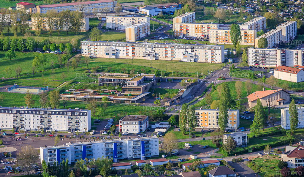 Aerial view: School Ecole du Parc and Church Église Sainte-Thérèse de Farébersviller at the housing estate on Av. de l'Europe in Farébersviller in the state Moselle, France.Photo: IMG_154253-Pano.jpg taken on 04/17/2026 by Werner Riehm/FLY-FOTO.comResolution of the original: 6599 x 3840 px