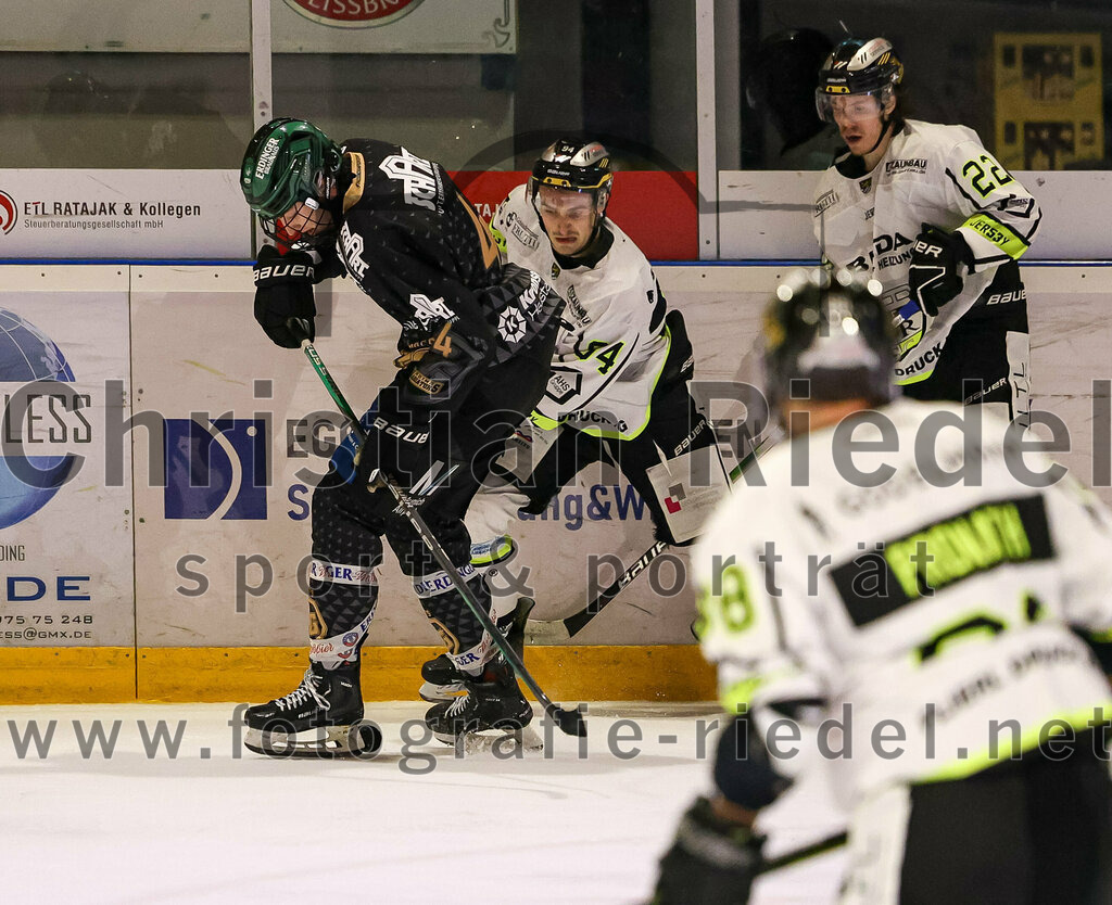 2024-02-16_123_TSV_Erding_gegen_ERSC_Amberg | Erding, Deutschland, 16.02.2024:
Eishockey, Bayernliga Playoffs 2023 / 2024, 1. Spieltag, TSV Erding gegen ERSC Amberg, Endergebnis: 1:2

Simon Franz (Erding Gladiators, #4), Brendan Walkom (ERSC Amberg, #94), Hunter Fortin (ERSC Amberg, #22)

Foto: Christian Riedel / fotografie-riedel.net