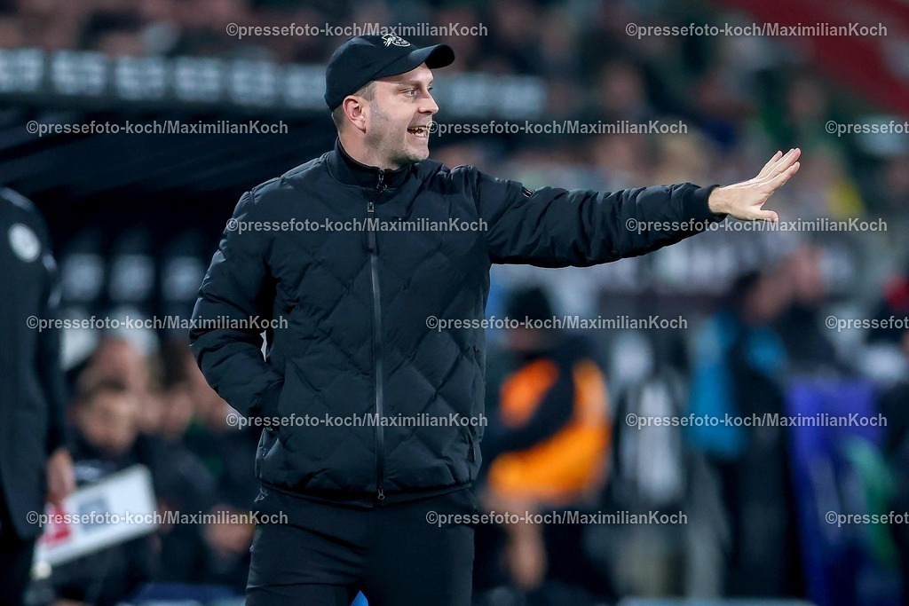 BMG28112501035 | 28.11.2025, Fußball, Borussia Mönchengladbach - RB Leipzig, 1. Fußball Bundesliga, 12.Spieltag, Borussia-Park, Saison 2025 2026: Cheftrainer Ole Werner (RB Leipzig #hc) gestikulierend am Spielfeldrand  DFB regulations prohibit any use of photographs as image sequences and or quasi-video.