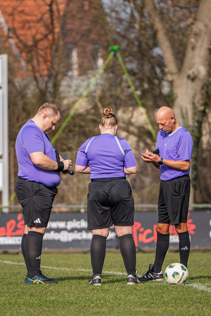 Fußball I Frauen I Saison 2025-2026 I Oberliga Niedersachsen I 15. Spieltag I TuS Lutten - FC Jesteburg-Bendestorf I 6573 | Schiedsrichter / Schiri  - Realisiert mit Pictrs.com