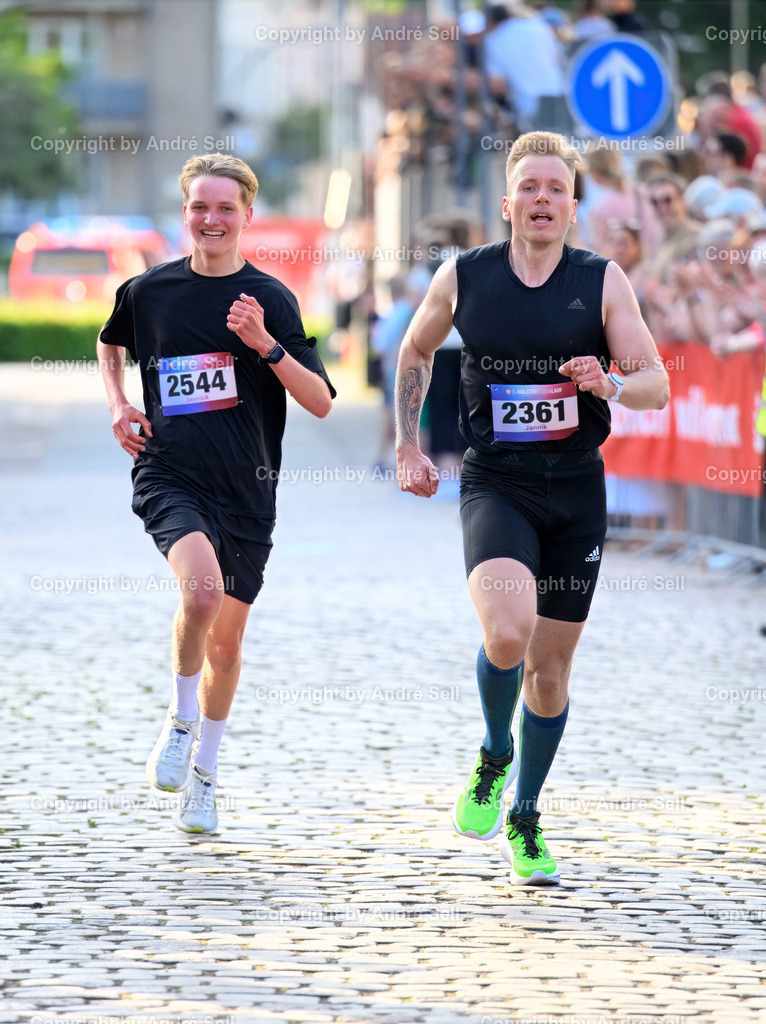 20250613_9970 | MÖLLER Jannick (Neumünster) &amp; EDSEN Jannik (WVW Wohnungs-Vermietung-West GmbH &amp; Co. KG) / 10 km Bäcker Andresen-Lauf / Holstenköstenlauf 2025 / Kleinflecken / 24534 Neumünster / 13.06.25 - Realisiert mit Pictrs.com