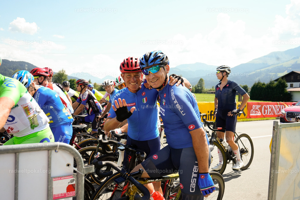 350_20230817_Bewerb_Maenner_Muehlanger | AUT - OESTERREICH, 2023-08-16: SPORT RENNRAD-FAHREN - 55. INTERNATIONALER RADWELTPOKAL IN ST. JOHANN IN TIROL  - Vintage-Radrennen mit WM-Bronze-Medaillen-Siegerin Christina Schweinberger, den Teilnehmer und Alexander Baumann (vom Orginastions-Team) - TAG 2 BEWERB MAENNER IN SECHS GRUPPEN  ; Foto: Roland Muehlanger