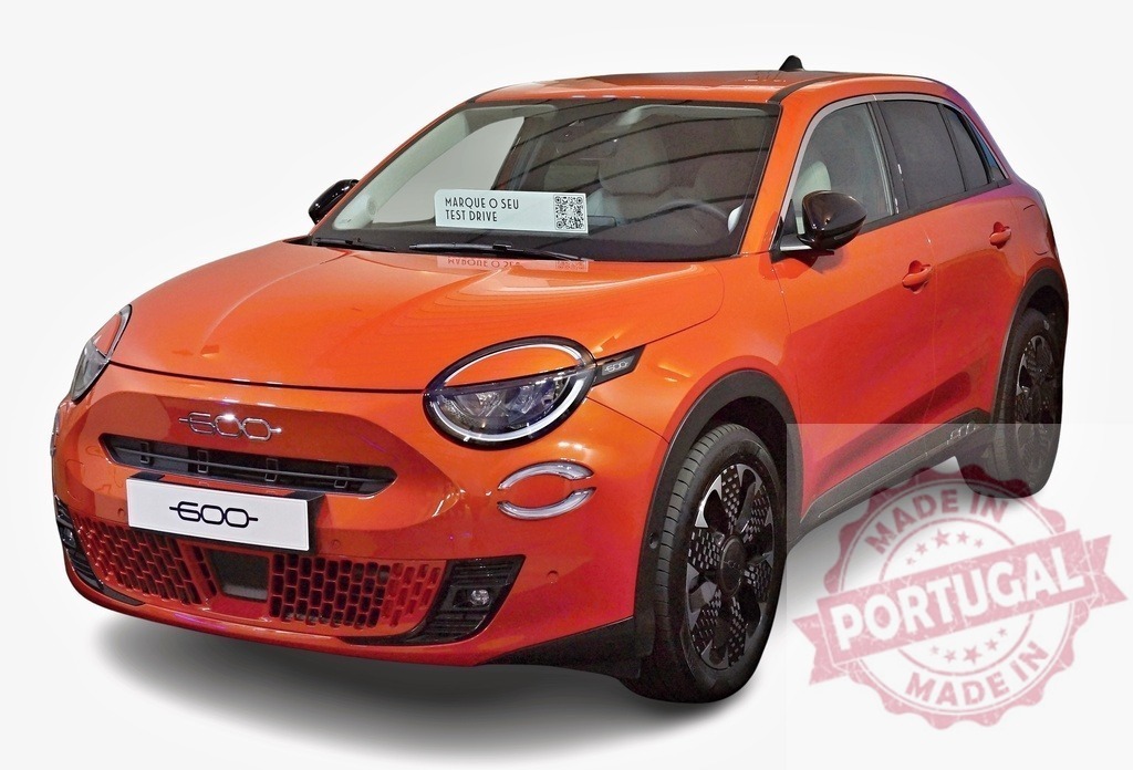 Fiat 600e electric car posing in orange color | Modern Fiat 600e electric car posing in orange color, showcasing its innovative design and eco-friendly features - Realisiert mit Pictrs.com