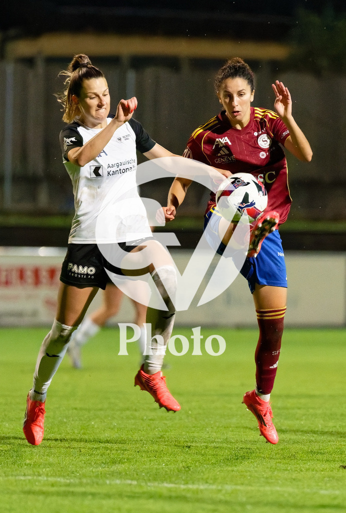 DZ8_7187_c | Switzerland: AXA Womens Super League 2025/26, Servette FC Chenois Feminin vs FC Aarau Frauen - Stade des Trois-Chene, Chene-Bourge: Ghoutia Habiba Karchouni (10 Servette FC Chenois Feminin) Celia Hofer (27 FC Aarau Frauen) battle for the ball (duel) 