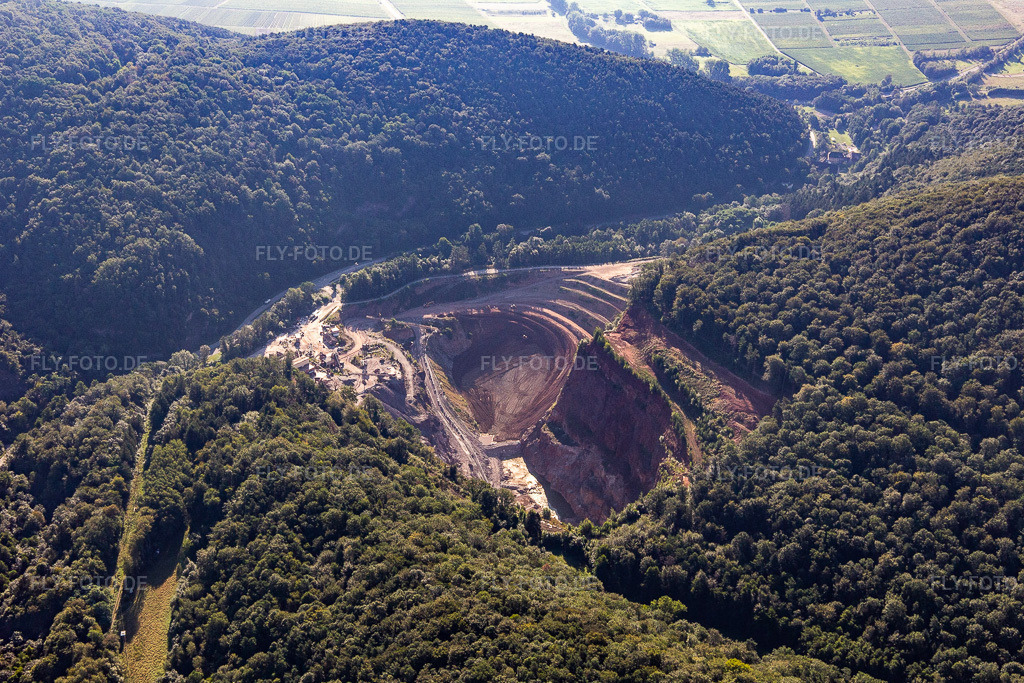 Luftbild: Steinbruch PfalzGranit im Kaiserbach-Tal in Waldhambach im Bundesland Rheinland-Pfalz in Deutschland. Foto: IMG_143227.jpg vom 06.08.2024 durch Werner Riehm/FLY-FOTO.dePfalzGranit GmbH