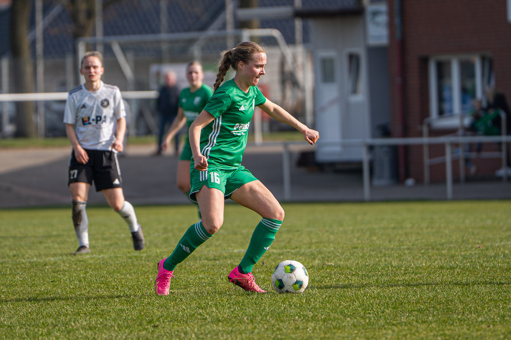 Fußball I Frauen I Saison 2025-2026 I Oberliga Niedersachsen I 15. Spieltag I TuS Lutten - FC Jesteburg-Bendestorf I 6565 | jns.sportfotos - Realisiert mit Pictrs.com